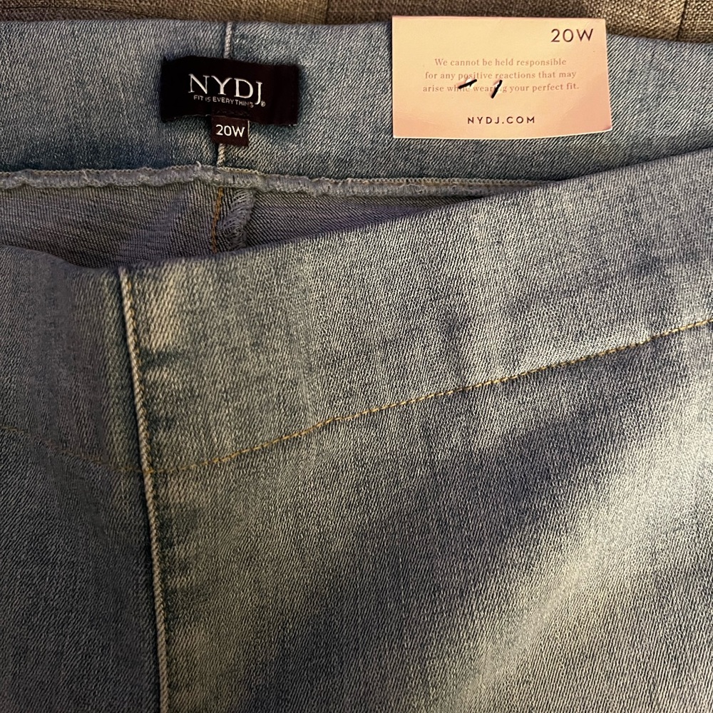 NWT.  Cropped wide leg jeans.
